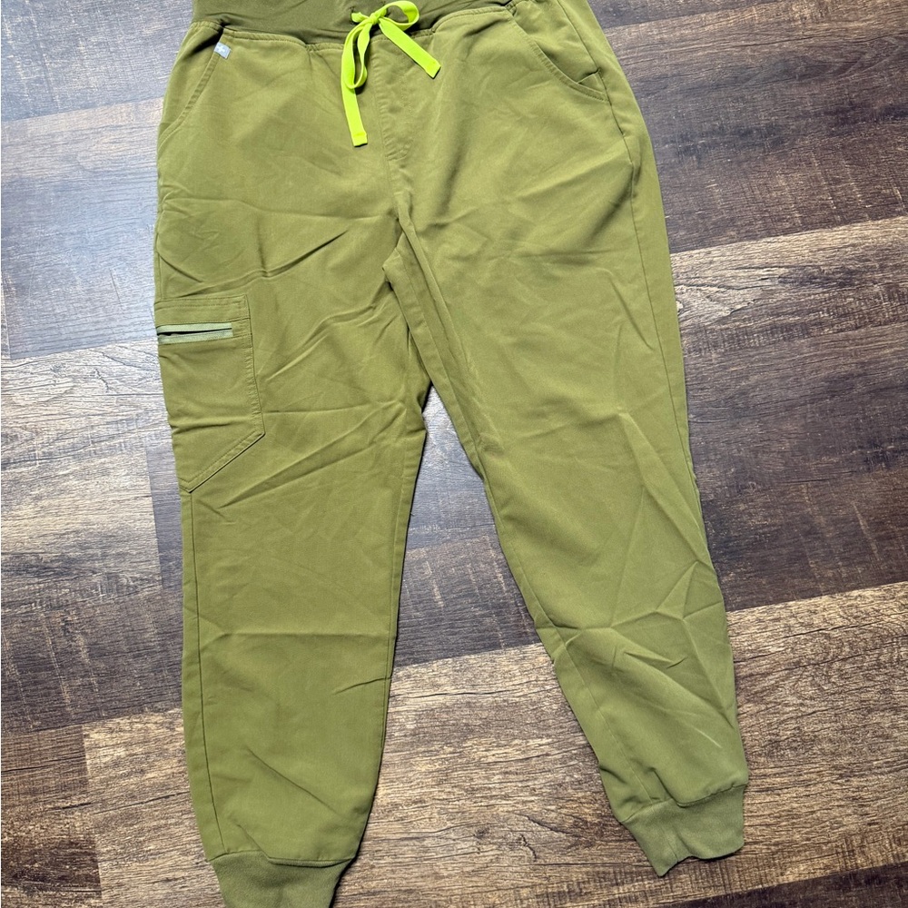 Figs Olive Green Scrub Set - Picture 5 of 7
